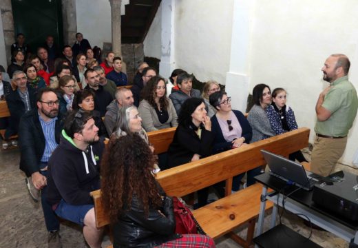 Preto de medio cento de persoas acudiron á conferencia de Manuel Gago dentro do ciclo cultural Un mes e Pico